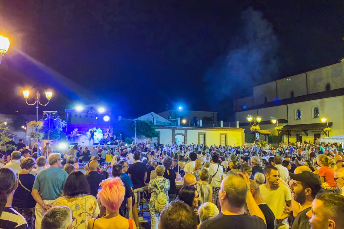 Serata con musica dal vivo in piazza