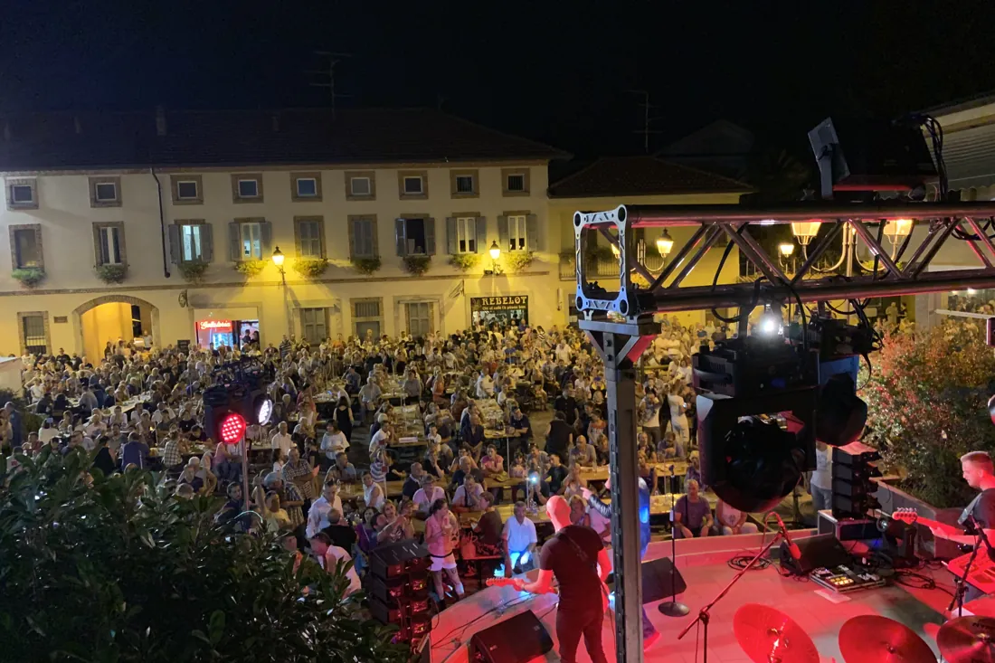 Band sul palco della festa