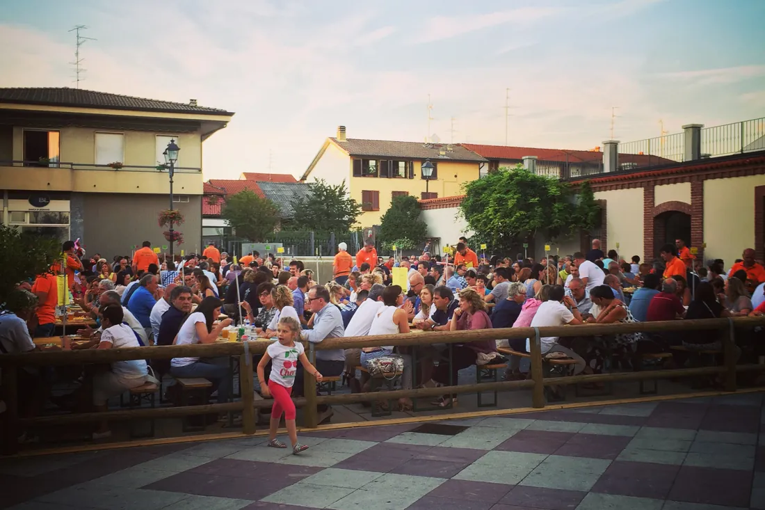 La piazza al tramonto durante la sagra