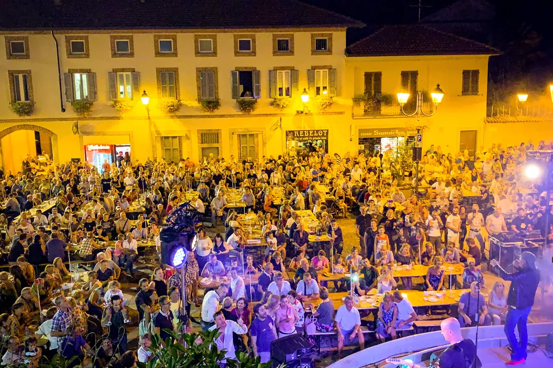 La piazza gremita a cena durante la festa