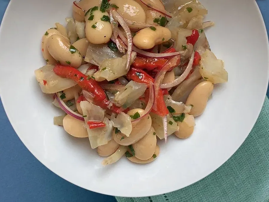 Insalata di nervetti, fagioli e cipolle con salame